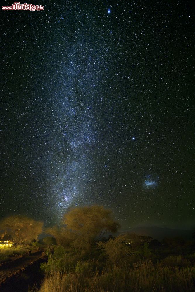 Immagine Una spettacolare immagine della Via Lattea in Africa con il Kilimangiaro sullo sfondo, Amboseli, Kenya.