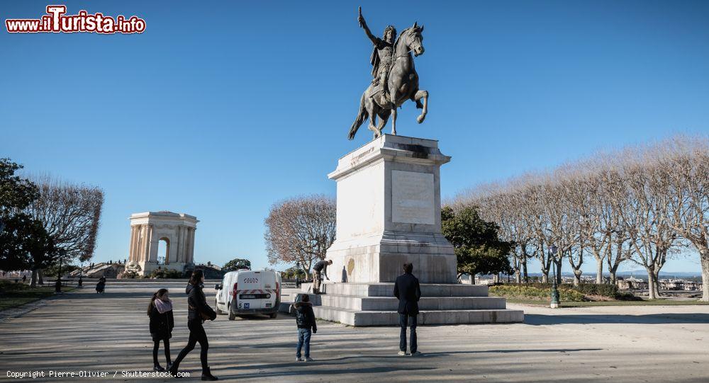 Immagine Impiegati del Comune ripuliscono dai graffiti notturni la statua equestre di Luigi XIV° a Montpellier, Francia, in una giornata d'inverno - © Pierre-Olivier / Shutterstock.com