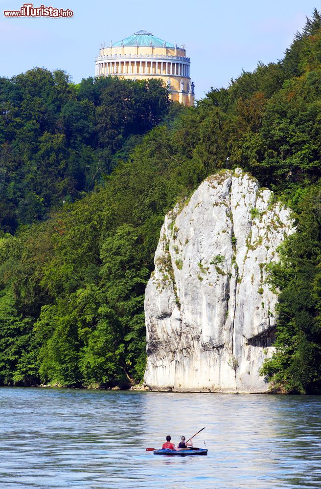 Immagine In canoa alla scoperta della Gola del Danubio a Weltenburg, Germania. Sullo sfondo, la  Befreiungsalle ("Hall of Liberation"), il monumento in stile neoclassico eretto in memoria dei caduti durante l'epoca napoleonica.