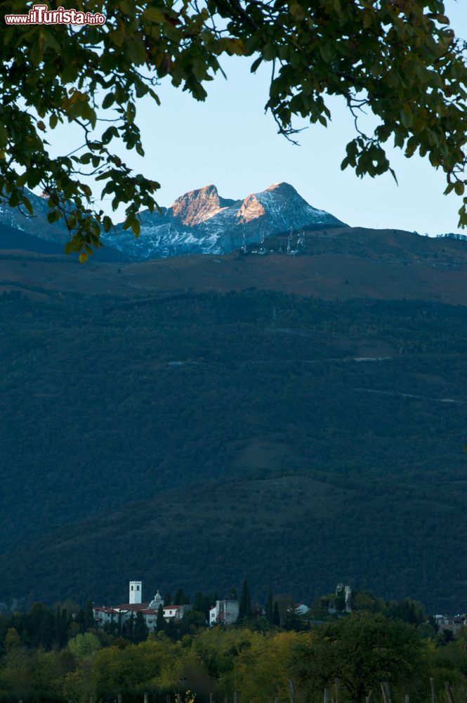 Immagine In primo piano Castello d'Aviano e sullo sfondo la montagna di Piancavallo