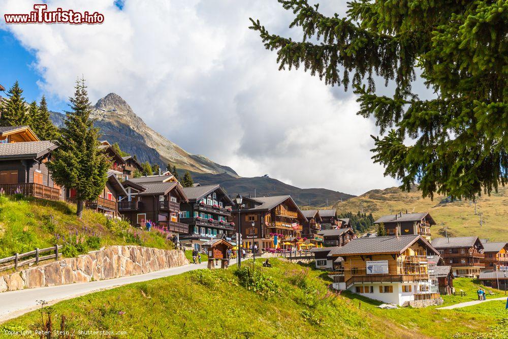 Immagine In visita al villaggio di Bettmeralp, Svizzera. Ogni anno turisti provenienti da ogni parte del mondo si recano in questa località svizzera per dedicarsi alle attività invernali ma anche per rilassarsi lontano del caldo estivo - © Peter Stein / Shutterstock.com