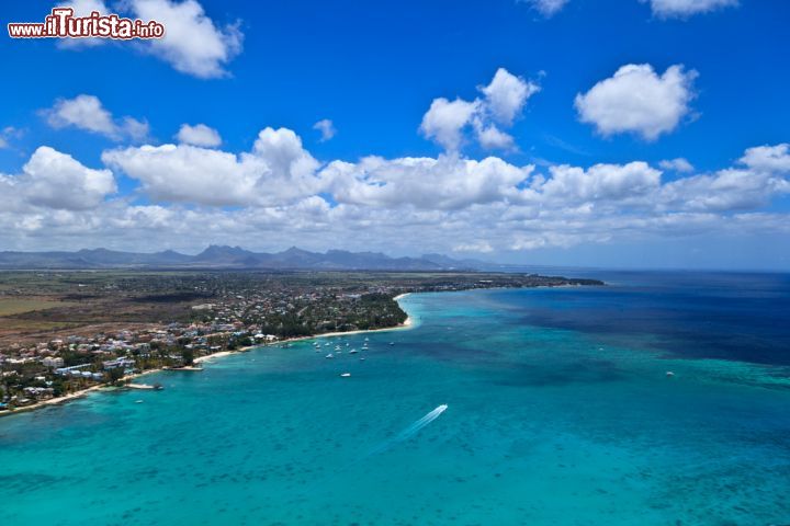 Immagine Le coste di Mauritius dall'alto - La varietà paesaggistica inaspettata, i crateri vulcanici e i corsi d'acqua sono sono alcune delle caratteristiche di quest'isola vulcanica lambita dalle acque turchesi dell'oceano Indiano © Nadezhda1906 / Shutterstock.com