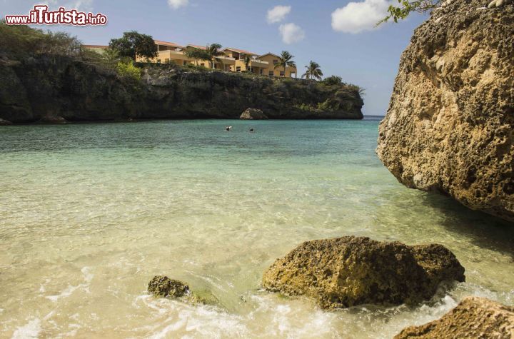 Immagine Un incantevole panorama di Playa Lagoon a Curacao, Antille olandesi. Ai lati di questa baia s'innalzano scogliere dalle forme più singolari. E' uno dei luoghi preferiti dagli appassionati di immersioni e snorkeling.