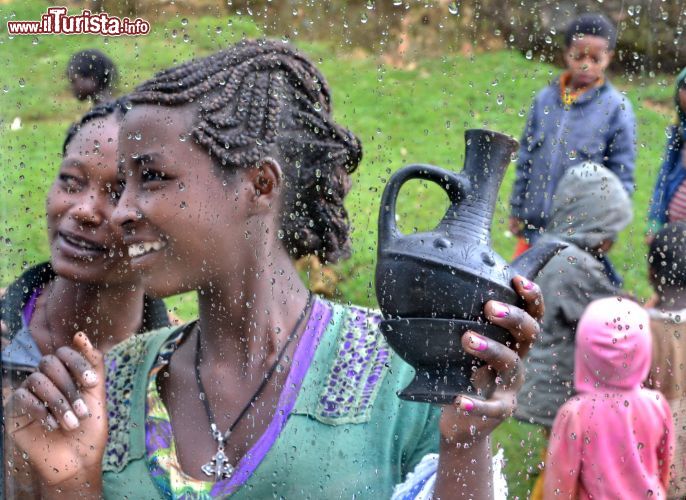 Immagine Un emozionante incontro lungo una strada di Arba Minch, Etiopia, durante una giornata di pioggia.