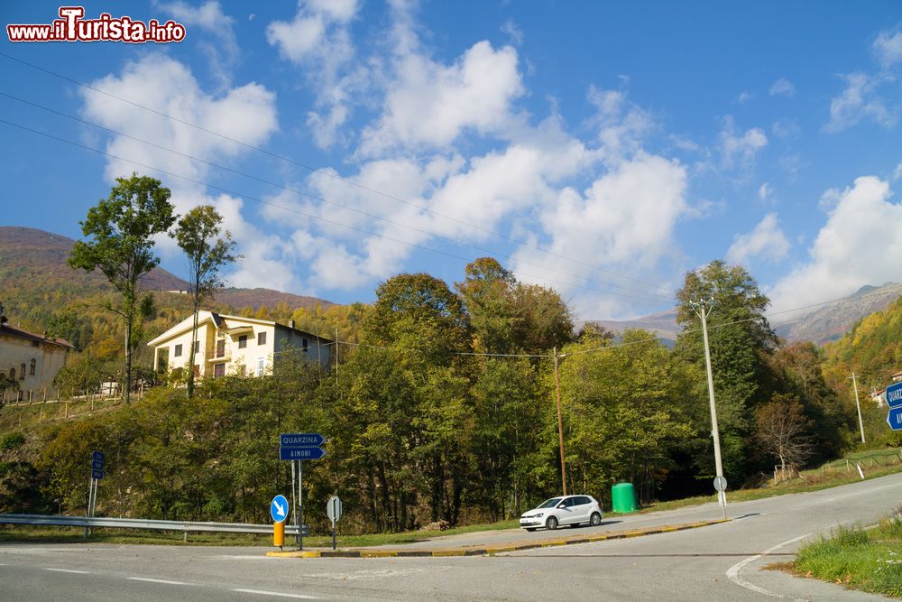 Immagine Un incrocio con indicazioni stradali verso alcune località piemontesi nei pressi di Ormea, Italia.