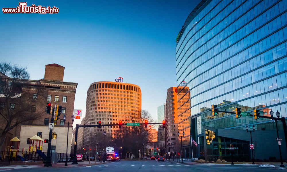 Immagine Un incrocio stradale su cui si affacciano edifici moderni a Wilmington, Delaware.