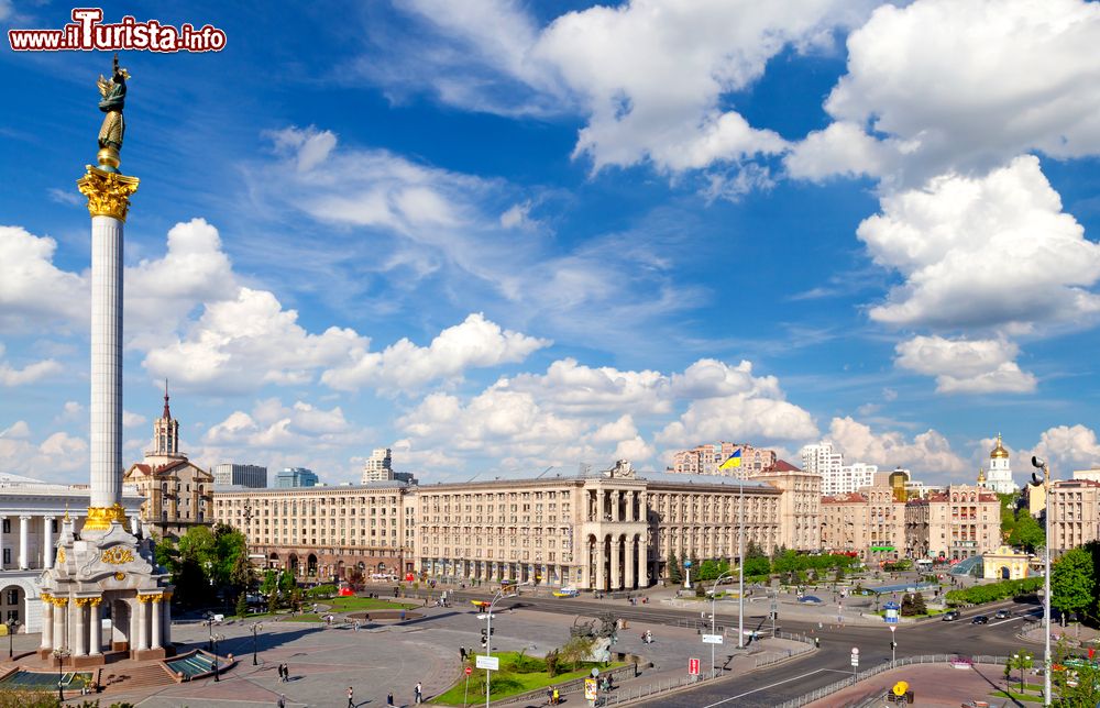 Immagine Independence Square a Kiev, Ucraina. La piazza principale di Kiev viene spesso chiamata Majdan. Durante la rivoluzione arancione del 2004 è stata luogo di ritrovo per i manifestanti.