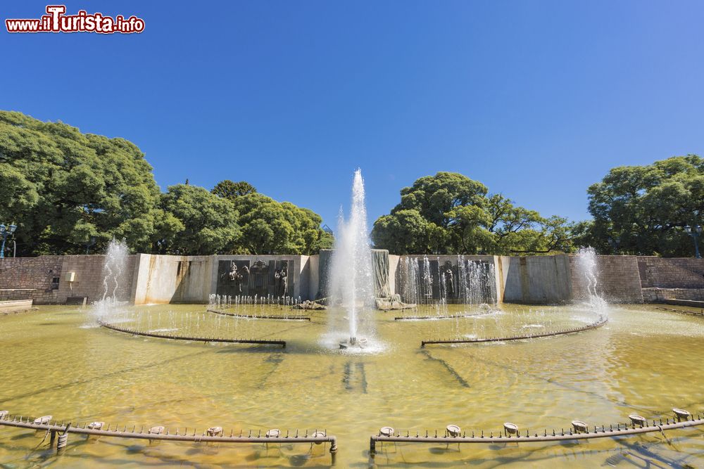 Immagine Independence Square a Mendoza, Argentina. Questa piazza, la più grande e più importante della città, deve la sua grandezza alla necessità di avere a disposizione un ampio spazio per attrezzare soccorsi per la popolazione in caso di terremoti.