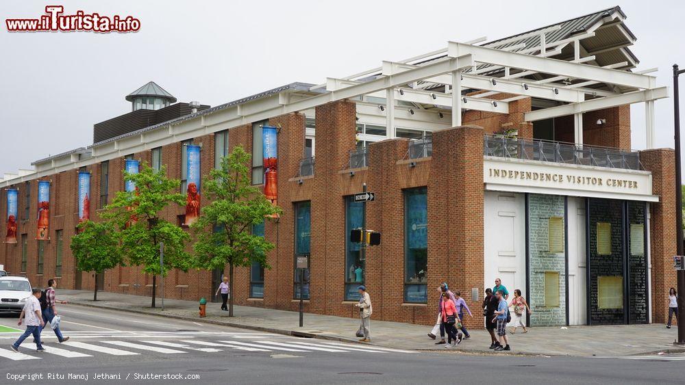 Immagine Independence Visitor Center di Philadelphia, Pennsylvania (USA). Questo edificio, costruito nel 2001, ospita il centro informazioni turistiche della regione di Philadelphia. Situato nel cuore del distretto storico della città, è diventato il luogo più visitato della città grazie ai 30 milioni di turisti che ne hanno varcato la soglia dalla sua apertura - © Ritu Manoj Jethani / Shutterstock.com