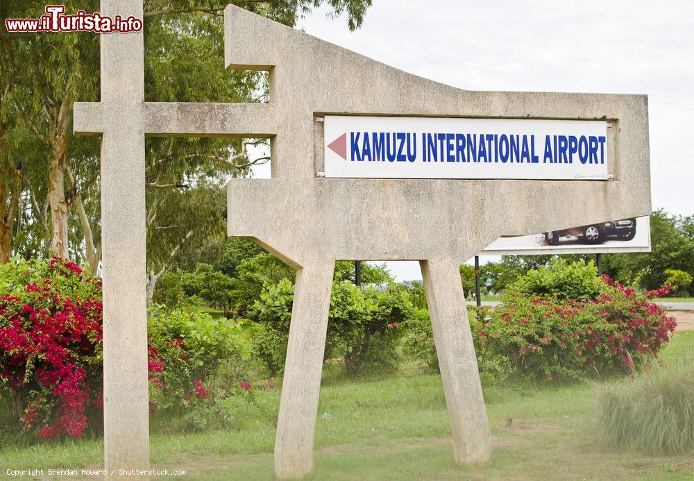 Immagine Indicazione per il Kamuzu International Airport a Lilongwe, Malawi. Si tratta del principale aeroporto del paese con un traffico di circa 300 mila passeggeri annui - © Brendan Howard / Shutterstock.com