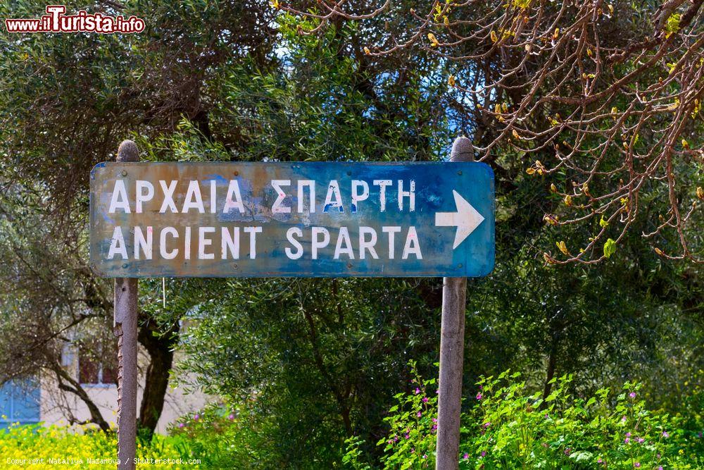 Immagine Indicazioni per l'antico sito archeologico di Sparta, Peloponneso (Grecia) - © Nataliya Nazarova / Shutterstock.com