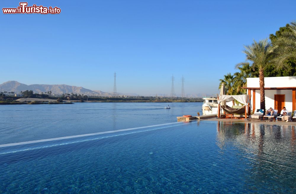 Immagine La suggestiva infinity pool dell'Hilton Luxor Resort & Spa sembra fondersi con le acque del Nilo.