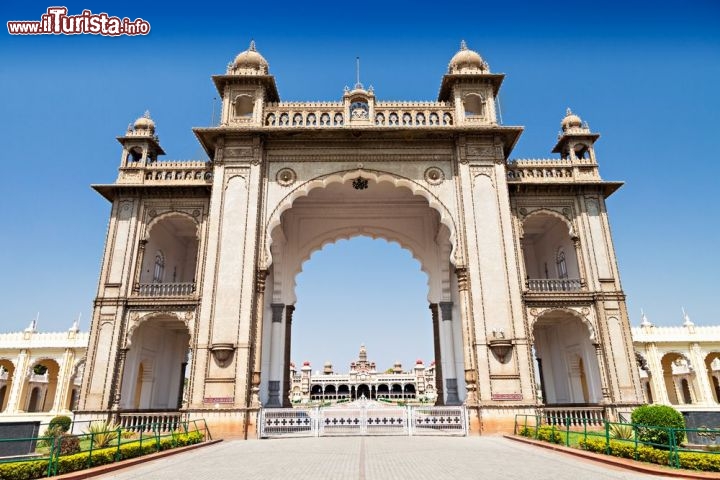 Immagine L'ingresso dell'Amba Vilas Palace (Palazzo del Maharaja) a Mysore - © saiko3p / shutterstock.com