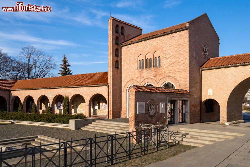 Immagine L'ingresso ai resti del giardino medievale di Szekesfehervar, Ungheria. Qui si trova anche il mausoleo di Santo Stefano, custodito all'interno di un sarcofago decorato.