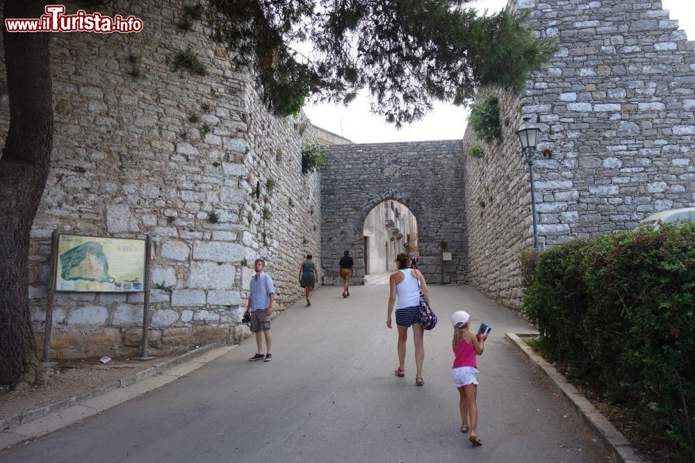 Immagine Ingresso al borgo antico di Erice, provincia di Trapani (Sicilia). Secondo Tucidide, Erice sarebbe stata fondata da esuli troiani che fuggendo dal Mar Mediterraneo avrebbero trovato proprio qui il posto ideale per rifugiarsi.