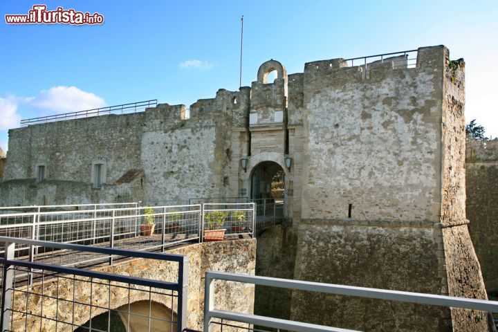 Immagine Ingresso al castello di Agropoli, Campania - Per accedere al castello aragonese si attraversano uno stretto passaggio sopraelevato e una porta ad arco  © onairda / Shutterstock.com