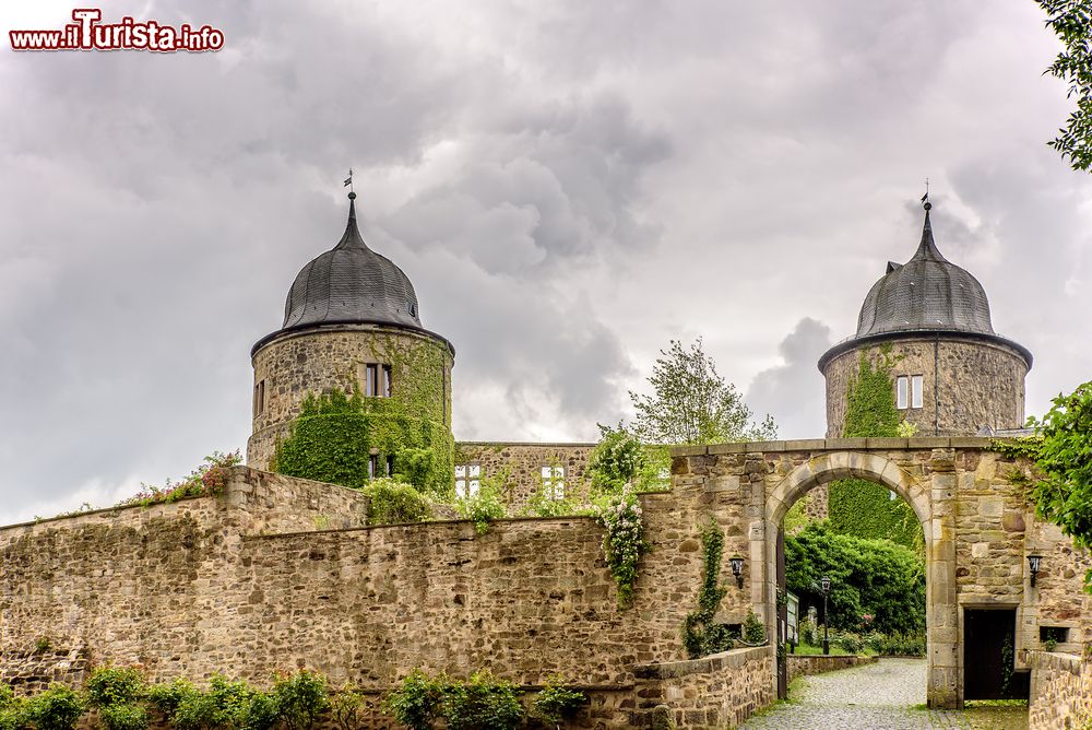 Immagine Ingresso al Castello di Sababurg, la fortezza della Bella Addormentata nel Bosco, nei pressi di Hofgeismar in Assia (Germania).