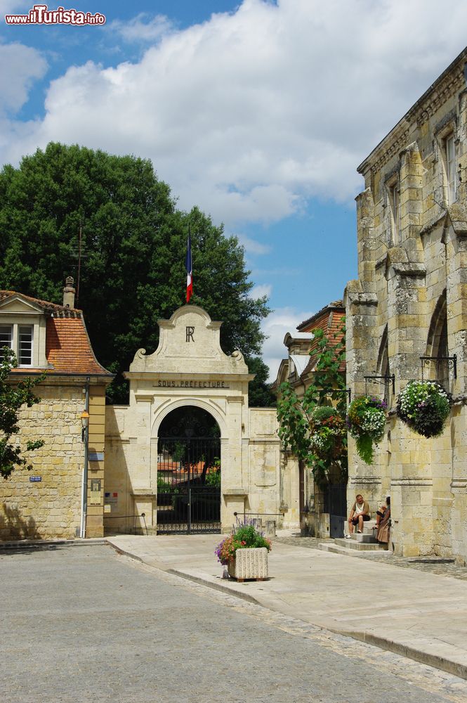 Immagine Ingresso al Palazzo di Giustizia della città di Condom, Francia. Questa antica cittadina vescovile sorge nel cuore della Guascogna sulle rive del fiume Baise.