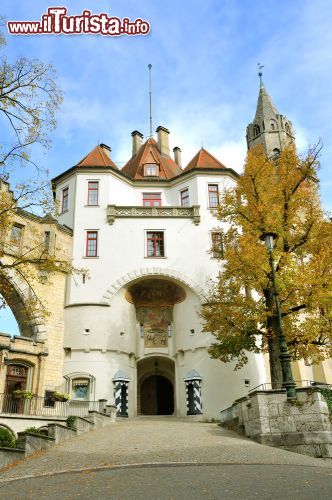 Immagine Ingresso al vecchio castello di Sigmaringen, Baden Wuerttemberg, Germania - Il maestoso ingresso alla celebre fortezza della città fotografata in autunno © PavleMarjanovic / Shutterstock.com