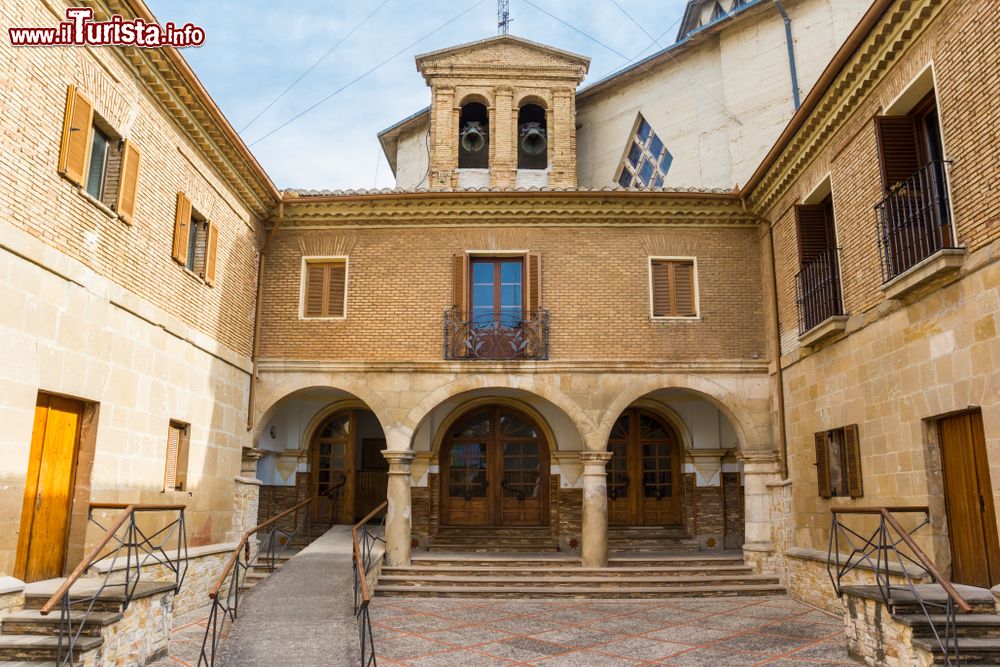 Immagine Ingresso alla basilica di Notre Dame de Puy a Estella, Spagna. Costruito nel 1085 e riedificato nel 1951, questo edificio religioso custodisce opere d'arte, ex voto e ricordi storici.