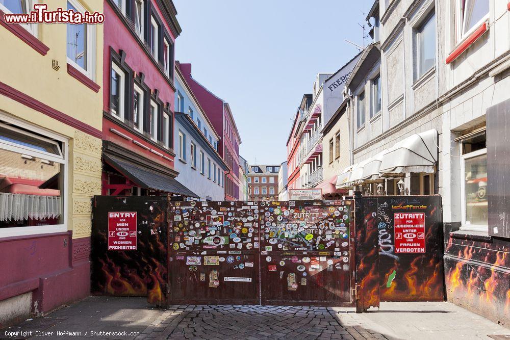 Immagine L'ingresso alla famosa Herbertstrasse a St. Pauli, Amburgo, Germania. Lungo questa strada le prostitute offrono i loro servizi ai clienti. Ai minori e alle donne non è concesso entrare - © Oliver Hoffmann / Shutterstock.com