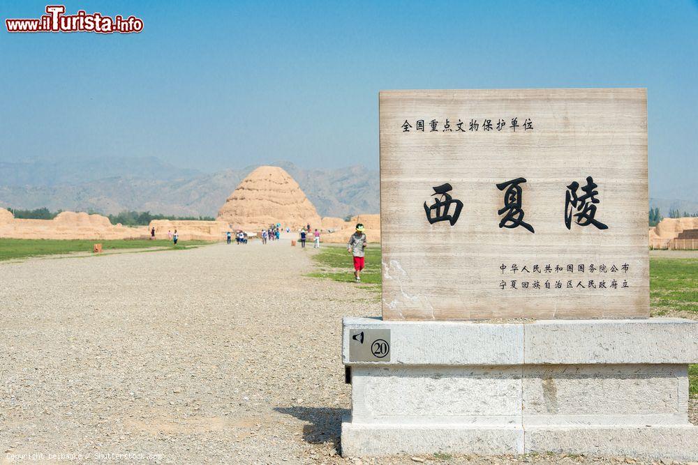 Immagine L'ingresso alla necropoli degli Xixia a Yinchuan, provincia di Ningxia, Cina - © beibaoke / Shutterstock.com