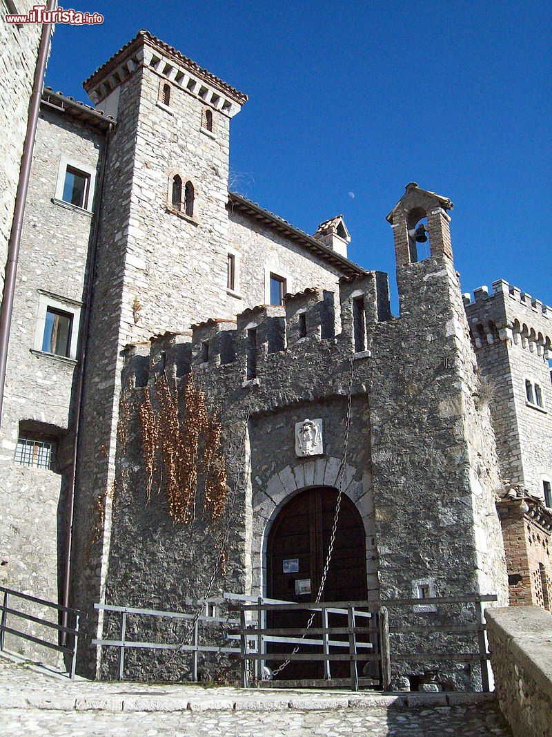 Immagine Ingresso alla Rocca del borgo di Collalto Sabino nel Lazio - © altotemi, CC BY-SA 2.0, Wikipedia