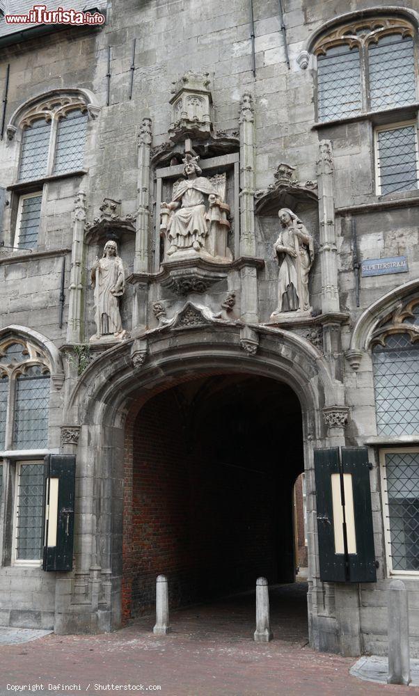 Immagine Ingresso alla vecchia abbazia di Middelburg, Olanda, nel centro storico - © Dafinchi / Shutterstock.com