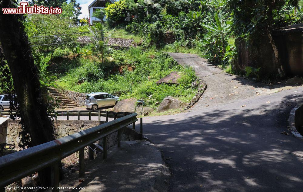 Immagine Ingresso all'Anse Major Trail sull'isola di Mahé, Seychelles. Questo sentiero, percorribile in circa 80 minuti, si snoda attraverso la giungla e su un costone di roccia granitica e conduce ad una splendida caletta - © Authentic travel / Shutterstock.com