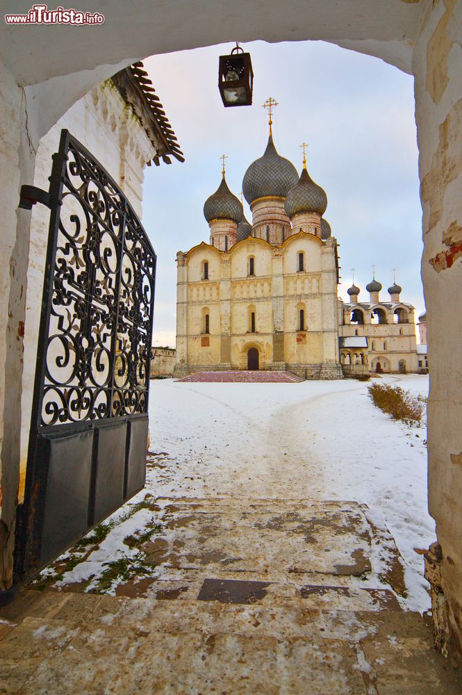 Immagine Ingresso all'antico castello di Rostov-on-Don con la cattedrale, Russia, in inverno con la neve.