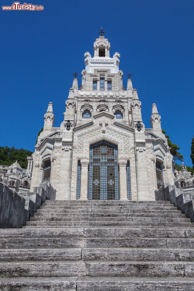 Immagine Ingresso all'antico cimitero monumentale di Chiavari, Liguria. Venne realizzato nel 1894 su progetto dell'architetto milanese Gaetano Moretti all'epoca dell'amministrazione del sindaco Nicola Arata. Se fino allora era un cimitero di campagna, oggi ha una superficie di oltre 35 mila metri quadrati.