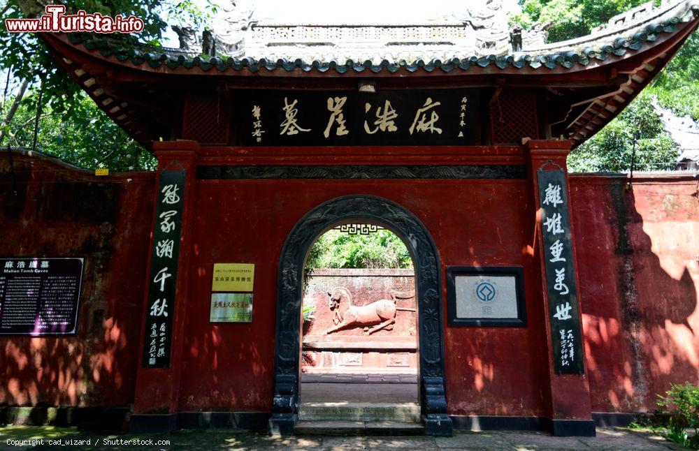 Immagine Ingresso all'Hanya Tomb Museum di Leshan, Cina. Si tratta di un'importante collezione di sarcofagi e coperture tombali lapidee del periodo Han, alcune molto antiche e ben conservate - © cad_wizard / Shutterstock.com