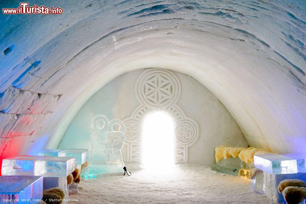 Immagine Ingresso all'Ice Hotel Bukovel, Ucraina. Completamente costruito con neve e ghiaccio, questo hotel offre un'atmosfera davvero suggestiva - © Anton_Ivanov / Shutterstock.com