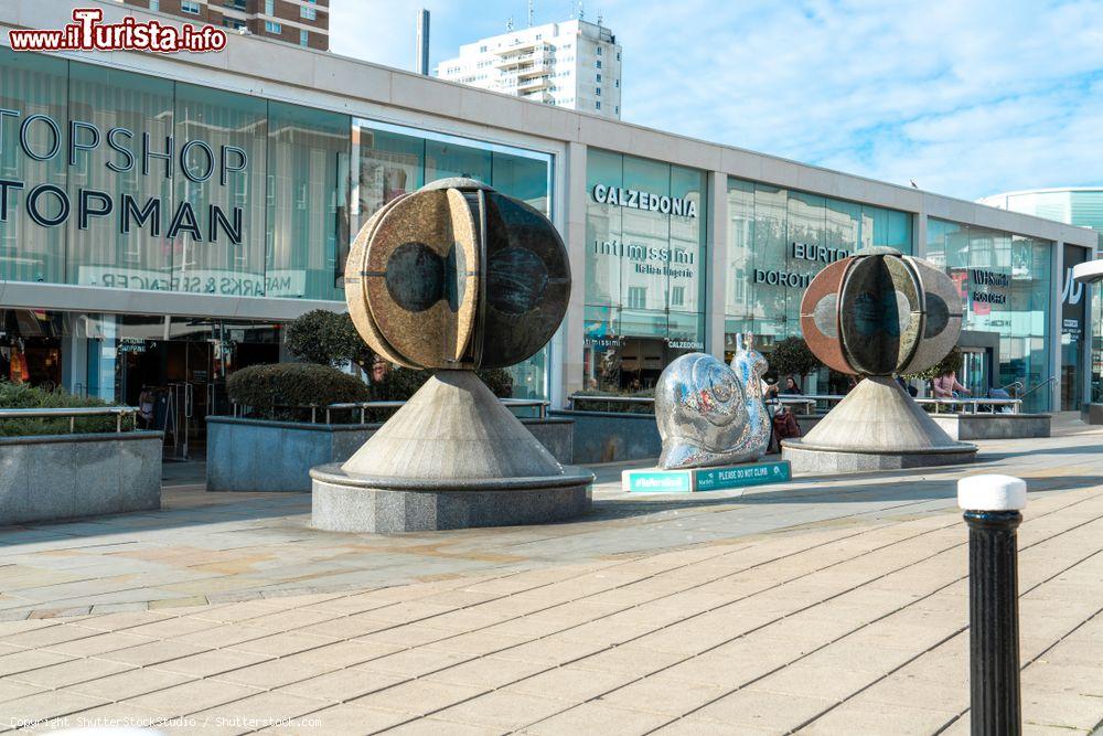 Immagine Ingresso alla Brighton Churchill Square, centro commerciale nella principale strada della città (Inghilterra) - © ShutterStockStudio / Shutterstock.com