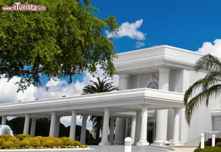 Immagine Ingresso della chiesa cattolica di Orlando, Florida - E' in marmo bianco l'edificio religioso dedicato al culto cattolico costruito nella città della Florida © Randy Judkins / Shutterstock.com