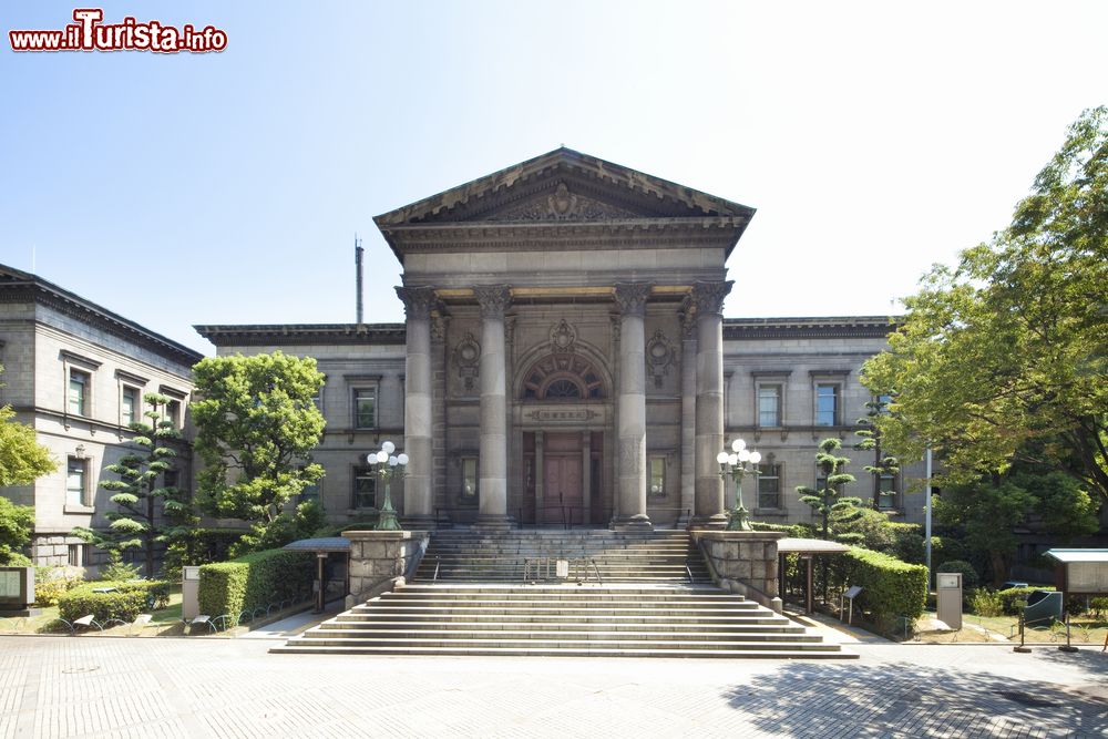 Immagine Ingresso con scalinata della Nakanoshima Library di Osaka, Giappone. In stile neo-barocco, è arricchita da 4 enormi colonne che si ergono davanti all'ingresso principale.