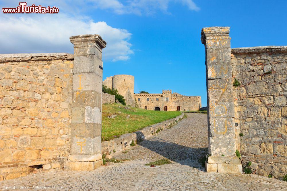 Immagine Ingresso del Castello di Bovino in Puglia - © dancar / Shutterstock.com