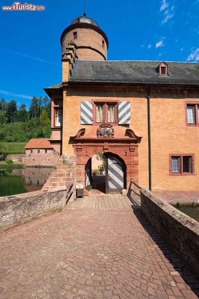 Immagine Ingresso del castello di Mespelbrunn, nei pressi di Aschaffenburg, Germania. Questa bella fortificazione con fossato risale al tardo Medioevo-primo Rinascimento ed è una delle principali attrazioni turistiche di questa zona della Baviera.