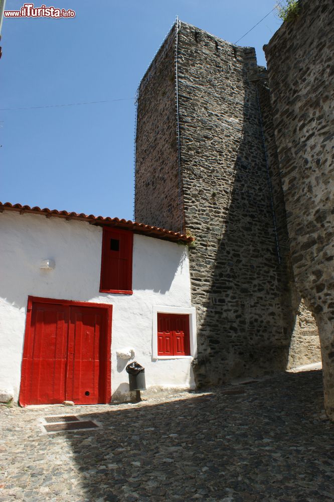 Immagine Ingresso del castello di Vinhais, Portogallo.