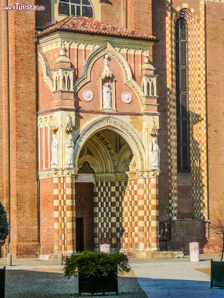 Immagine Ingresso del duomo di Asti, Piemonte. Dedicato a Santa Maria Assunta e San Gottardo, questo edificio è fra i maggiori esempi del gotico lombardo presente in Italia.