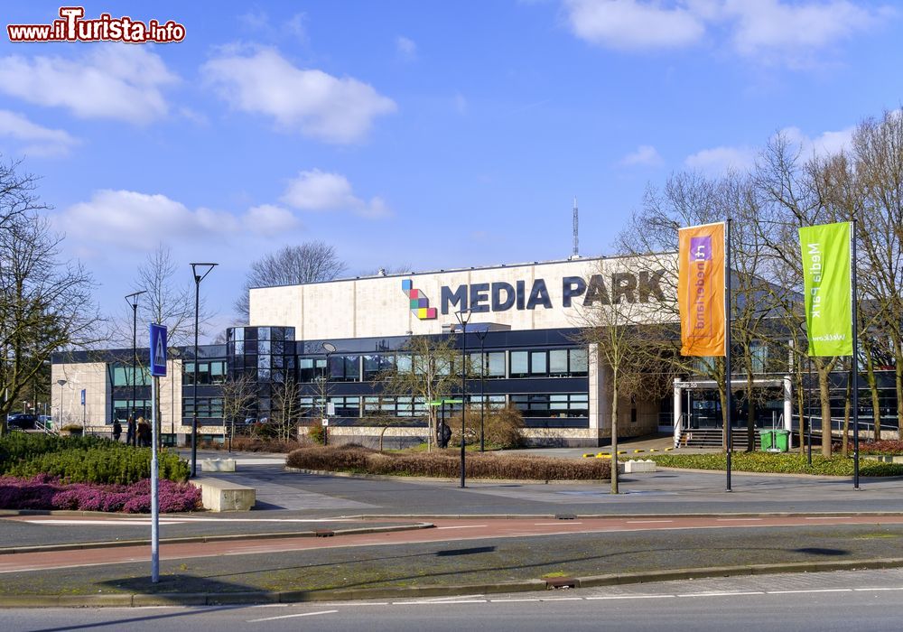 Immagine Ingresso del Media Park a Hilversum, Olanda. La struttura accoglie al suo interno il centro della televisione, della radio e della stampa olandese - © www.hollandfoto.net / Shutterstock.com