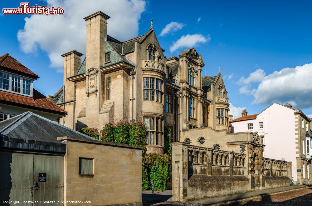 Immagine Ingresso del Merton College a Oxford, Inghilterra. Fondato nel 1264, questo college che si trova in Merton Street è uno dei più antichi dell'università di Oxford. Venne creato grazie a una cospicua donazione da parte di William de Merton, l'allora lord cancelliere di Enrico III° - © Apostolis Giontzis / Shutterstock.com