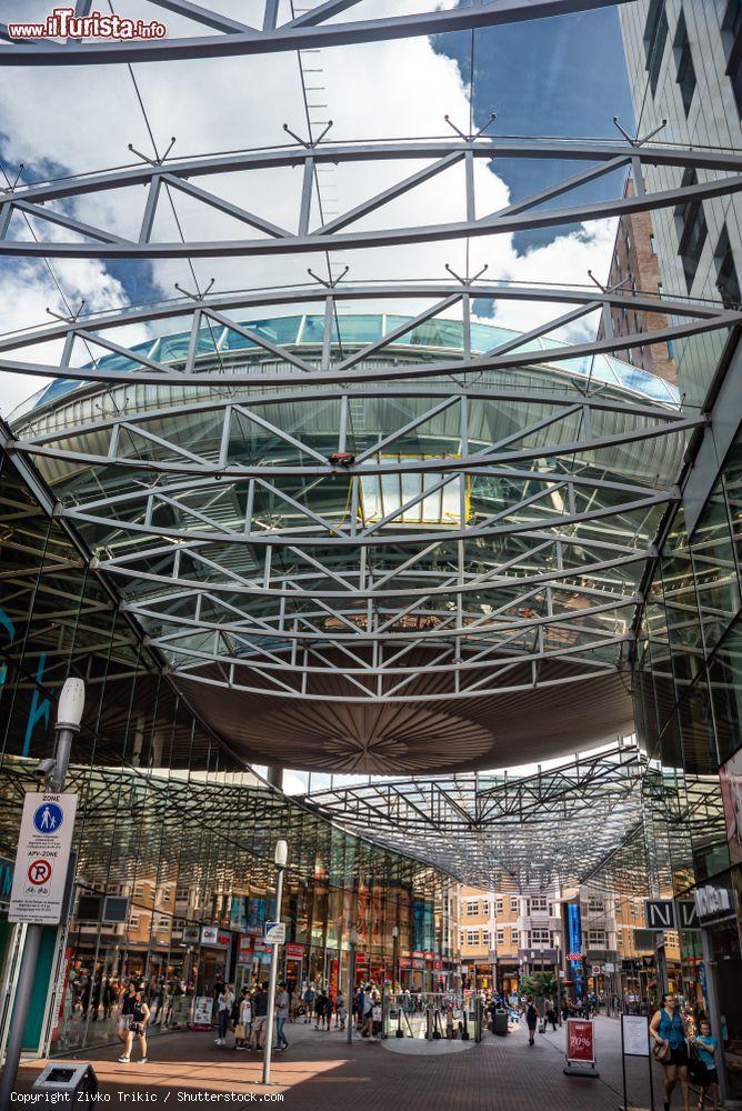 Immagine Ingresso del moderno centro commerciale di Zoetermeer (Olanda) con il tetto in metallo e vetro - © Zivko Trikic / Shutterstock.com