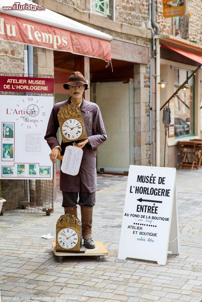 Immagine Ingresso del Museo dell'Orologio a Fougères, Francia, in una stradina del centro storico. Questo suggestivo atelier raccoglie circa 200 pezzi da collezione che testimoniano l'evoluzione della misurazione del tempo nel corso della storia  - © Julia Kuznetsova / Shutterstock.com