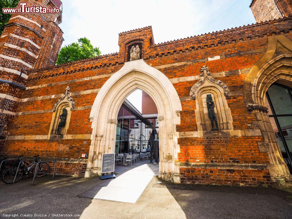 Immagine Ingresso del Museo di Sant'Anna a Lubecca, Germania. Qui sono esposte le collezioni più siginificative dell'arte medievale sacra e profana della Germania. Si trova in quello che un tempo era un convento di monache agostiniane costruito nei primi anni del XVI° secolo - © Claudio Divizia / Shutterstock.com