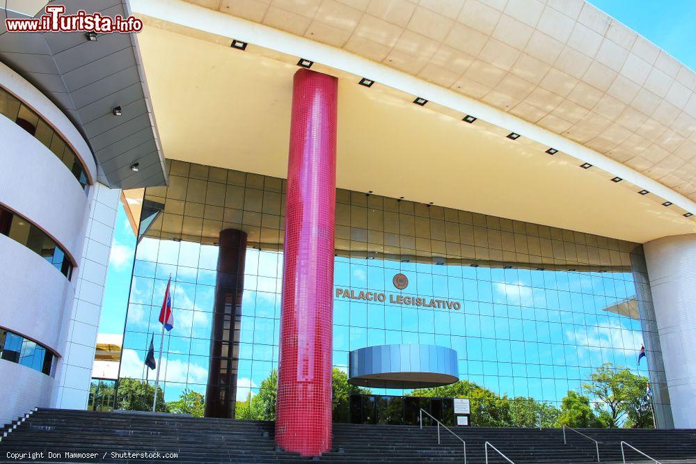 Immagine Ingresso del Palazzo del Governo di Asuncion, Paraguay - © Don Mammoser / Shutterstock.com