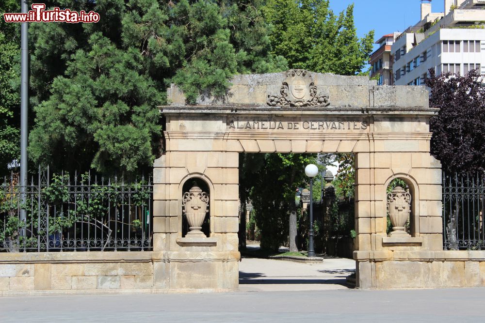 Immagine Ingresso del parco cittadino Alameda de Cervantes a Soria, Spagna. E' conosciuto con il nome di La Dehesa. 