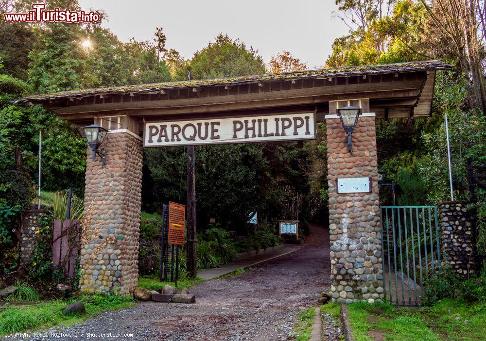 Immagine Ingresso del Philippi Park a Puerto Varas, Cile:  costruito in onore dello scienziato e botanico tedesco Bernardo Philippi, questo parco ha un percorso che termina con un punto di osservazione alto 30 metri - © Karol Kozlowski / Shutterstock.com