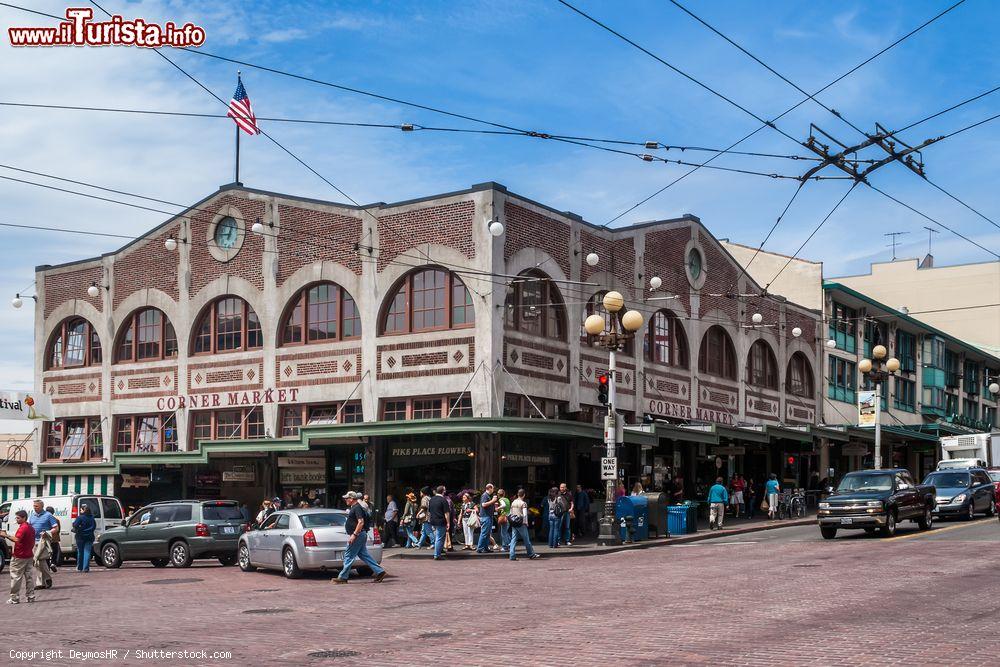 Immagine Ingresso del Pike Place Public Market di Seattle, Washington. Il mercato è stato aperto nel 1907 ed è uno dei più antichi in funzione negli States. Viene visitato da 10 milioni di persone ogni anno - © DeymosHR / Shutterstock.com