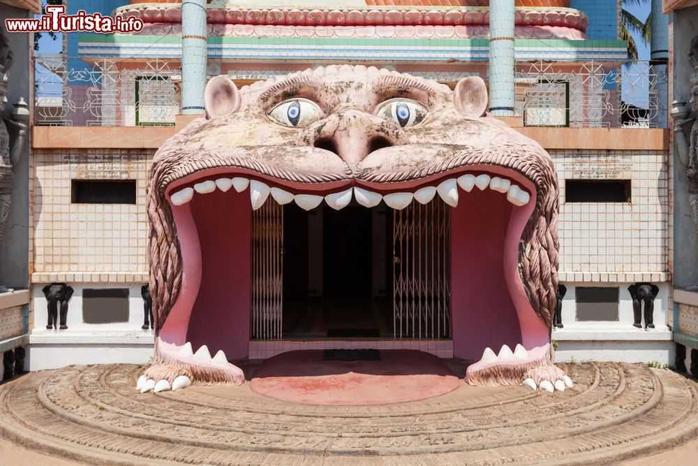 Immagine L'ingresso del Tempio di Angurukaramulla a Negombo, cittadina dello Sri Lanka a maggioranza cattolica, ma nella quale convivono diverse fedi religiose.